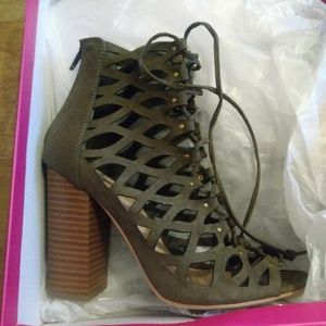 Shoedazzle olive shoes